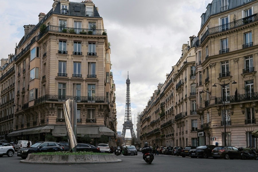 Façade d'immeuble parisien au crépuscule